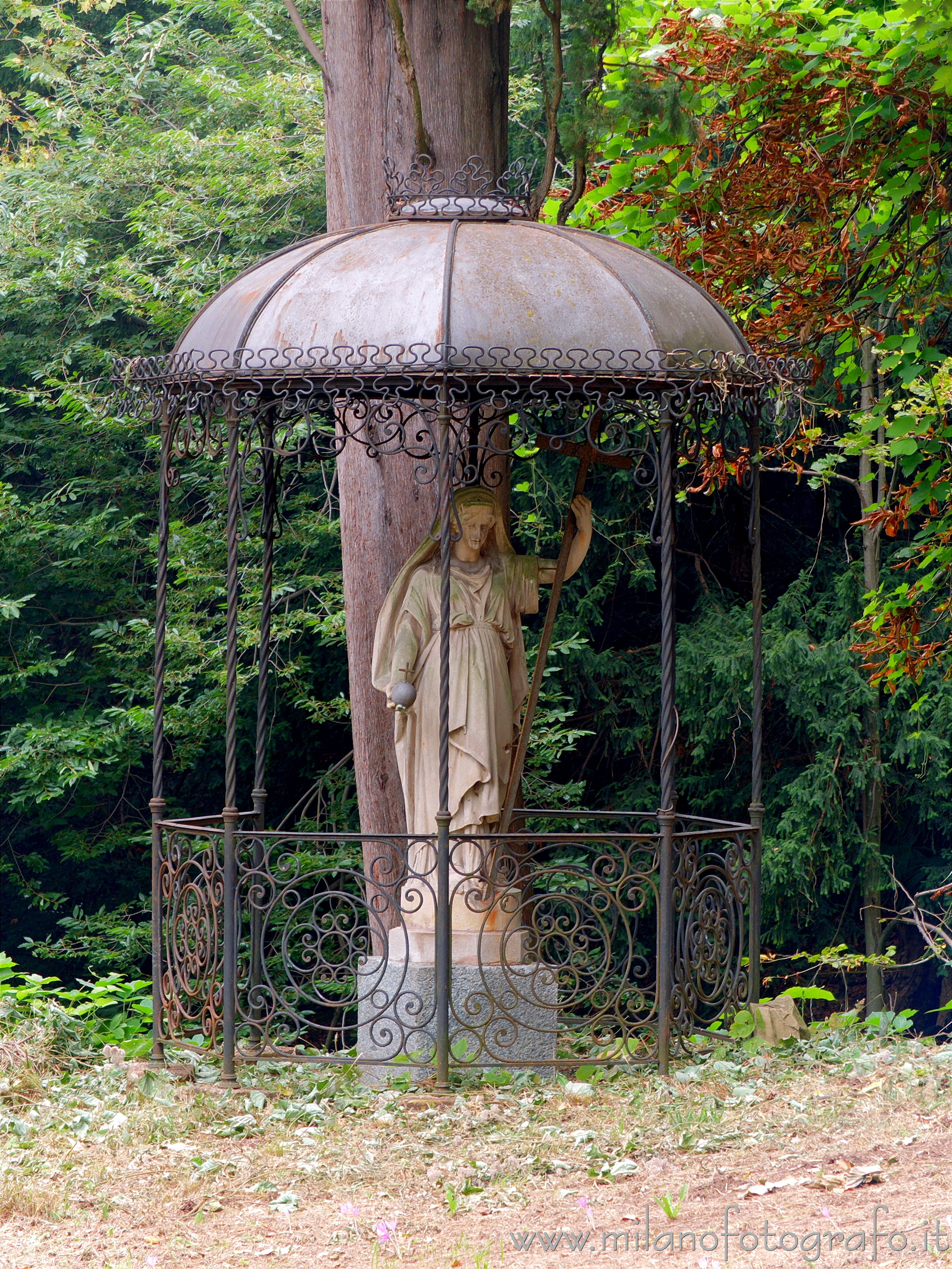 Sirtori (Lecco) - Edicola di Sant'Elena nel parco di Villa Besana